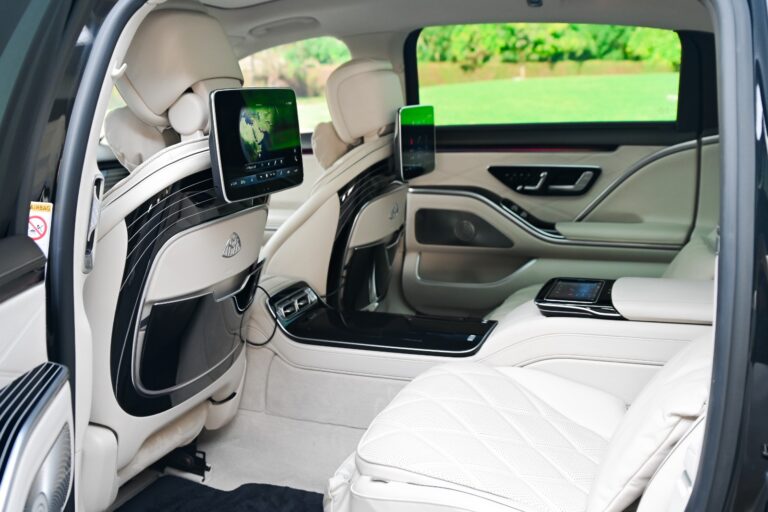 airport transfer dubai mercedes maybach s class