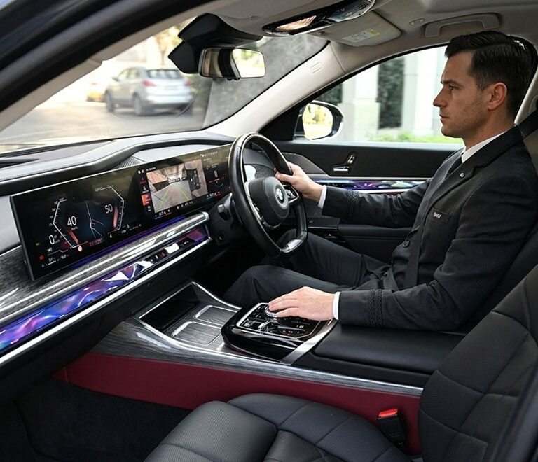 chauffeur service dubai to muscat.